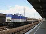 Diesellok 203 559-0 (92 80 1203 164-9 D- LOCON) als LOCON 219 mit Drehgestell-Flachwagen bei der Durchfahrt durch den Bahnhof Berlin Schönefeld Flughafen am 23. Juli 2014.