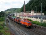 203-29 (203 013-8) und 203-28 (203 003-9) vom Stahlwerk Thüringen ziehen am 09. August 2014 einige Schrott- und Flachwagen durch Kronach in Richtung Saalfeld.