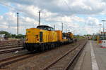 Die 203 136-7 der ALSTOM Lokomotiven Service GmbH, Stendal im Dienste der KGT mit einem Rammzug am 20.08.2017 bei der Durchfahrt in Oranienburg.