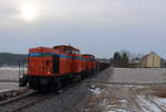 Der DGS 48340 mit zwei SWT V 100 in orange kurz nach der Ausfahrt Mehltheuer in Richtung Weida.