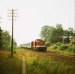 An der Strecke Wismar - Rostock (ex 780) bei Neubukow konnte ich am 21.08.1985 diesen Personenzug  mit Lok 110 446 fotografieren.