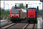 Die mit dem RB aus Braunschweig einfahrende 143927 begegnet hier am 14.5.2007 im Bahnhof Helmstedt der 203652-3 Pool Lok 17.