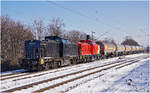 Lokomotiven 203 152-4 und 203 111-0 am 12.02.2021 in Duisburg vor einem Kesselzug.