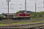 VDE 8 Komplexmaßnahme Halle Rosengarten–Angersdorf
▶ Standort: Bahnhof Teutschenthal

Hochbetrieb am Schotterwerk Teutschenthal:
203 229-0 (202 484-2 | 112 484-1 | 110 484-3 | DR V 100.1) rangiert mit leeren Flachwagen Richtung Ablaufberg. Auch der Tf bleibt von der Regendusche nicht verschont.

🧰 Cargo Logistik Rail Service GmbH (CLR)
🚩 Bahnstrecke Halle–Hann. Münden (KBS 590)
🕓 15.9.2021 | 13:42 Uhr