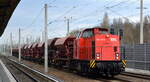 Wedler Franz Logistik GmbH & Co. KG, Potsdam mit  Lok 21/ 203 113-6  [NVR-Nummer: 92 80 1203 113-6 D-WFL] und Schotterzug am 30.03.22 Berlin Blankenburg.