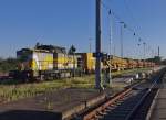 V 180.07 (203 001-3) der SGL (Schienen-Güter-Logistik GmbH) mit einigen Materialförder- und Siloeinheiten (MFS) am 04.09.2013 im Bahnhof von Aulendorf.