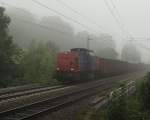 Aus dem Nebel kommt der Schrottumleiter mit der 203 in blau-rot, gesehen am 04.09.2014 in Liebau/Jocketa.