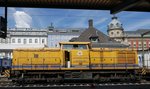 Im Zusammenhang mit dem Ausbau von zwei Weichen ist 203.001 von LEONHARD WEISS (1203 231 6 D-EVULW) am 06.08.2016 im Bahnhof Konstanz.