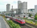 111 225 war am 12.8.09 mit ihrer RB nach Karlstadt fast am Ziel. Der Lokführer hatte als Ziel schon Treuchtlingen für die Rückfahrt eingestellt. Rechts wartet im Gleisanschluss der Firma Schwenk eine ex-Reichsbahn-V100 als Werkslok.