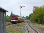 EBS 110 001-5 mit dem DPE 25298 von Karsdorf nach Naumburg (S) Ost, am 23.09.2018 bei der Einfahrt in Laucha (U). Der Sonderzug verkehrte zum Bahnhofsfest des Fördervereins Finnebahn in Laucha.