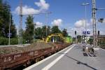 Eine Ost-V100 der  Die-Lei GmbH  mit  Schotterwagen   am 12.8.2007 im Bahnhof von Ahrensburg
