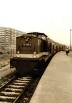 110 208-6 der DR mit Doppelstockzug nach Erfurt-West  anllich der Flugschau auf dem Flughafen Bindersleben hier in Erfurt Berliner Strasse, um 1986