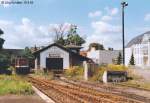 204 638 setzte im unteren Bahnhof von Pneck um. Hinter der Lok ging es zur Stadtmitte und zum laut DR-Kursbuch 2.700 Meter entfernten oberen Bahnhof. Neben der Lok der renovierte alte Lokschuppen.