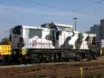 Die Kuhlok der Weserbahn bei einem Arbeitszugeinsatz in Braunschweig Hbf im August 2006.