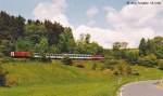 Eine  Sandwichgarnitur  mit zwei Loks der Baureihe 204 auf dem Damm etwa 2 km südlich von Lobenstein.