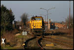 Am 6.2.2005 beförderte die TWE V 144 den Stahlzug von Hanekenfähr nach Paderborn. Hier erreicht der Zug gerade den ehemaligen Personenbahnhof Lengerich Hohne. Im Hintergrund sind Gebäude der TWE Werkstatt bzw. des TWE BW zu sehen.