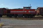 Westerwaldbahn (WEBA) Lok 7 (DH 1004) rangiert zwei Gterwagen am 30.05.2011 in Scheuerfeld/Sieg.