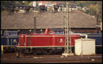 Blick am 26.9.1993 ins BW Würzburg HBF auf die altrote 211021.