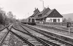 Blick nach Osten auf den Bahnhof Bischofsheim (Rhön) am 14.4.89.