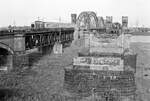 Die alte Rheinbrücke Düsseldorf-Neuss am 24.9.1981.