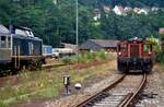 Lokbegegnung bei der Enztalbahn (Pforzheim - Wildbad): DB-Lok 211 358-7 vor einem Zug nach Pforzheim fährt an einer Rangierlok der DB (Köf) in Wildbad vorbei, 29.04.1984