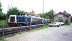 Die Gredl__Zeittypischer Personenzug zwischen Roth und Hilpoltstein im Bf Hilpoltstein. Wegen anhaltendem Mangel an Steuerwagen und keiner Möglichkeit mehr umzusetzen, hatten die Züge an jedem Ende eine Lok. Im Bild die 211 056-7 in Fahrtrichtung Roth.__04-06-1993