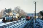 Hof - Bad Steben in den frühen 80er Jahren. Im Bf. Köditz wartet 211043 mit Az einen Güterzug ab, der von Hof herunter kommt und von 218005 geführt wird. Heute ist das Überholgleis (218er) und das Ladegleis (bis auf Reste) verschwunden, der Bahnhof verlor sein Wetterschutzdach am Hausbahnsteig. Unbewohnt ist er auch. Über Kurz oder Lang werden hier wohl vollendete Tatsachen folgen. Dia-Nr. 34R49