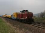 Das Wetter wurde nicht besser.V100 1041 der NeSa zieht einen Bauzug durch Obermylau(Vogtl.)14.04.2010.