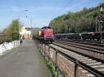 Eine V 100 fhrt mit einem Bauzug durch den Bahnhof Linz am Rhein am 24.4.10