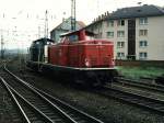 Die altrote 211 257-1 und ozeanblau-beige 211 088-0 als Lokzug auf Osnabrck Hauptbahnhof am 14-4-1993.