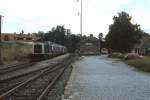 211 045-0 im Juli 1985 im Bahnhof Hilpoltstein. Strecke und Bahnhof existieren noch heute, allerdings sind die nicht mehr benötigten Gleise zurückgebaut worden.