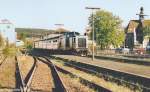 1994 herrschte Steuerwagenmangel bei der Bundesbahndirektion Nürnberg. Daher fuhren auf mehreren Nebenbahnen Nahverkehrszüge mit zwei Loks und zwei Silberlingen. 211 062 hatte am 3.5.94 einen „Sandwichzug“ nach Ebern gezogen, und der Lokführer machte sich auf den Weg zur 211 056 am anderen Zugende.