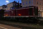 Morgens um Sechs im Stadtbahnhof Friedrichshafen - Zusammen mit mehreren Schotterwagen ist 211 345-5 der AIXrail auf Gleis 3 abgestellt (16.03.2017).