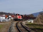 Die 211 061 mit einem leeren  Holzzug  am 09.04.2021 unterwegs bei Deggendorf.