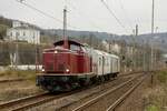 VEB 211 054-2 mit zwei Begleitwagen in Wuppertal, April 2023.