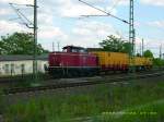 V 100 1041 der NeSA durchf�hrt mit einem kurzen Bauzug Halle/Saale.