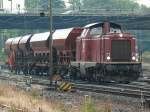 Wegen Gleisbauarbeiten in Aachen-West an der Einm�ndung zur Montzenroute war die Verbindung von und nach Belgien l�ngere Zeit gest�rt. Auf dem Bild erkennt man 211 051-8 der EfW mit 5 Schotterwagen. Aufgenommen am 14/06/2009.