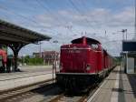 Hier der Dieselsonderzug von Plau am See nach G�strow bespannt mit einer V 100. Hier bei der Einfahrt am 27.6.2009 in G�strow.