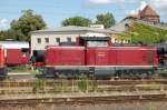 Durch das Fenster des Silberlings konnte ich auf meiner Fahrt von Aalen nach Donauwrth im Bayerischen Eisenbahnmuseum in Nrdlingen die altrote V 100 1365 der BayernBahn GmbH auf den Chip bannen.