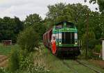 Am 18. Juli 2009 befrdert die Lok 42 der Wincanton Rail vier beladene Zuckerwagen ber die zugewachsenen Gleise von Colgenstein.