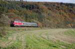 218 470-3 ziehend und V 100 2299 schiebend, mit ihrem Sonderzug auf der Fahrt von Frankenberg (Eder) nach Herzhausen (Eder), hier bei Kirchlotheim, 24.10.2010.