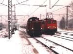 Begegnung der V100-Lok D25 der Bentheimer Eisenbahn AG und 140 052-2 auf Bahnhof Bad Bentheim am 28-12-2000.