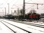 V100-Lok D25 (ex-DB 211 345-4) der Bentheimer Eisenbahn AG mit bergabegterzug auf Bahnhof Bad Bentheim am 28-12-2000.