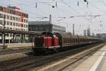 V100 1365 mit einem Gterzug am 18.04.2010 am Heimeranplatz in Mnchen.
