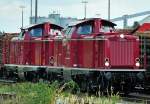 V 100 2091 und 2299 im Doppelpack bei Rangierarbeiten mit Holz beladenen Wagen im Bf Euskirchen - 19.09.2011