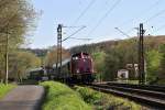 Dillstrecke - 28.04.2012  --  Die V120 1200 passiert mit ihrem Sonderzug gerade den Bahn�bergang bei Dillheim in Richtung Herborn.