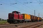 NeSA V100 1041 (211 041-9) am 07.06.2013 mit einer Schienenschleifmaschiene gen S�den unterwags bei Orschweier.
