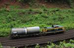 Noch eine interessante Begegnung: V 100 Erfurter Gleisbau GmbH 211.074 auf �berf�hrungsfahrt mit Kesselwagen im linken Gleis Richtung Arnstadt, KBS 570 W�rzburg / Meiningen - Erfurt, fotografiert auf der Strecke zwischen Brandleitetunnel und Bahnhof Gehlberg am 31.05.2013 