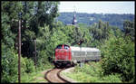 211195 kommt hier mit dem 6082 nach Miltenberg am 29.6.1993 um 13.45 Uhr um die Kurve bei Reistenhausen.