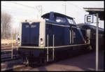 211262 steht hier am 18.2.1995 vor einer Silberlinge Garnitur im HBF Emden.